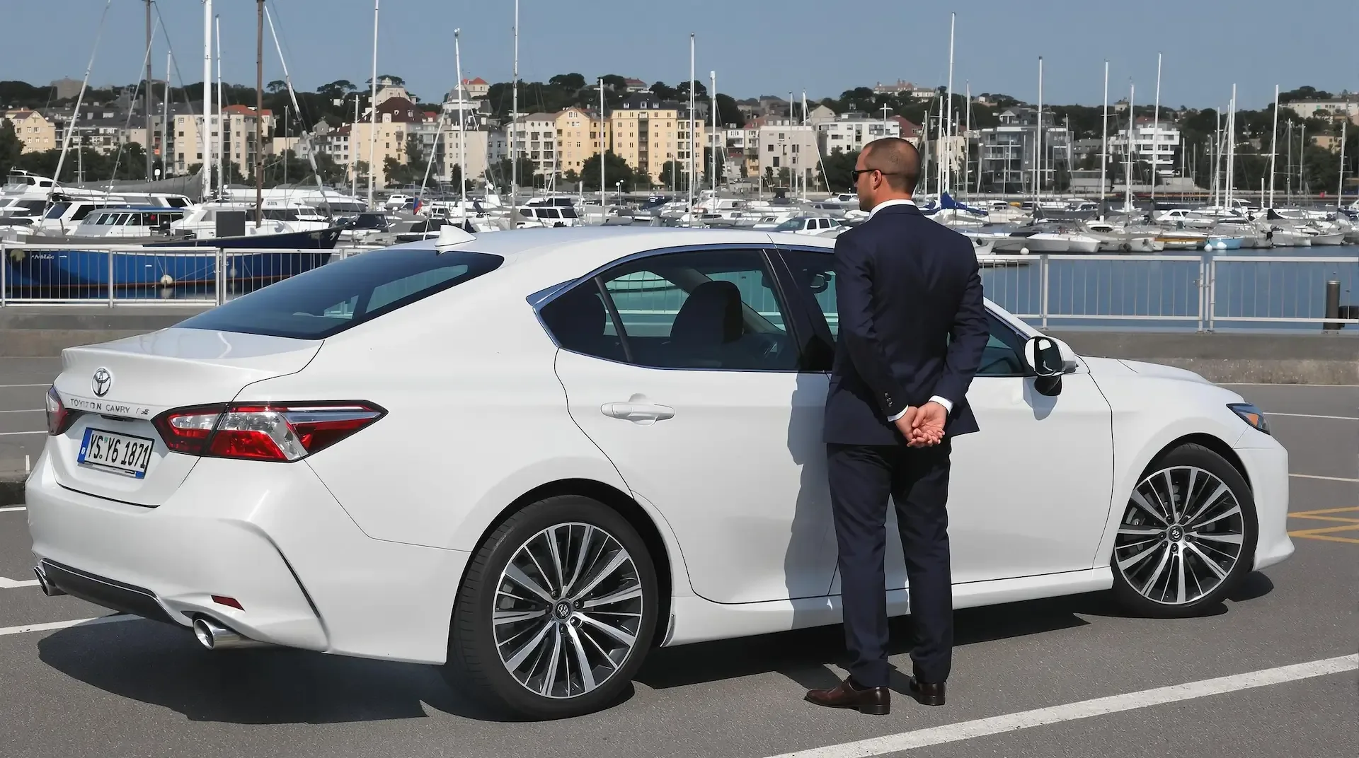 Chauffeur Reveva VTC devant une Toyota Camry sur le port de Vannes