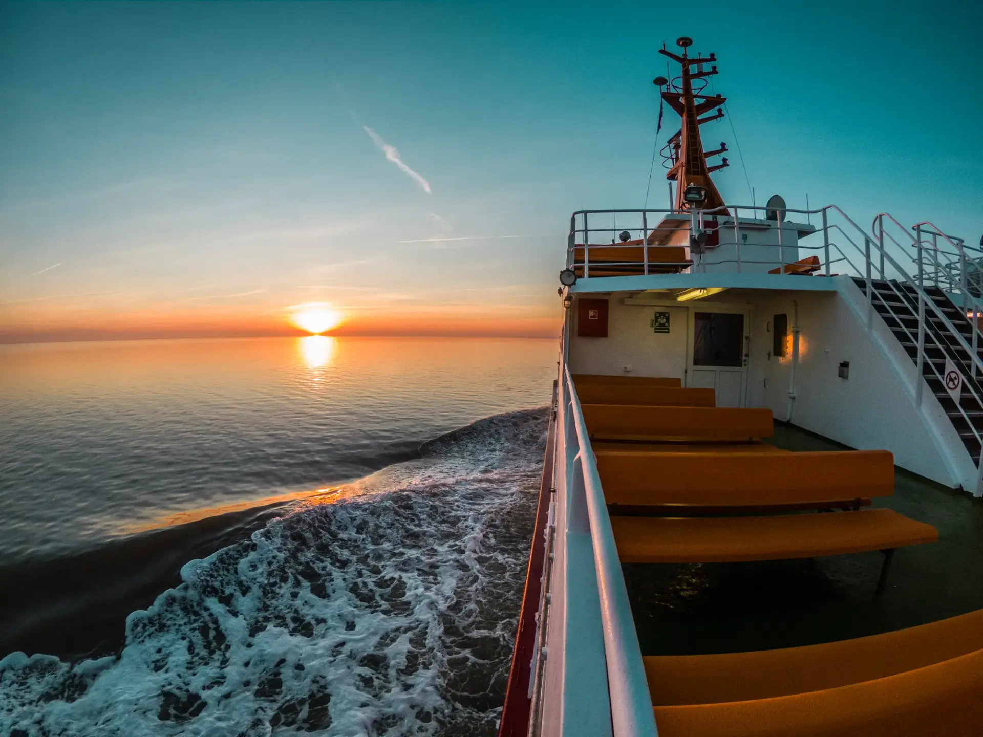 Pont d'un ferry au coucher du soleil