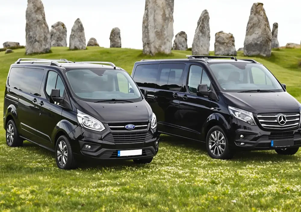 Vans mis à disposition devant des mégalithes